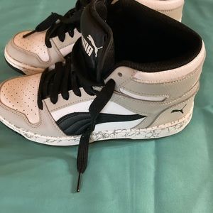 Kids puma shoes size 4 great great shape